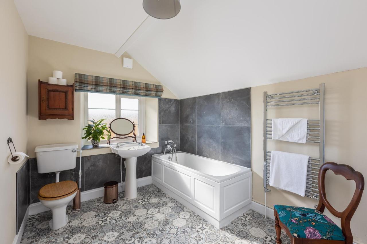 Luxury Farmhouse With Stunning Views And Hot Tub Ebberston Esterno foto